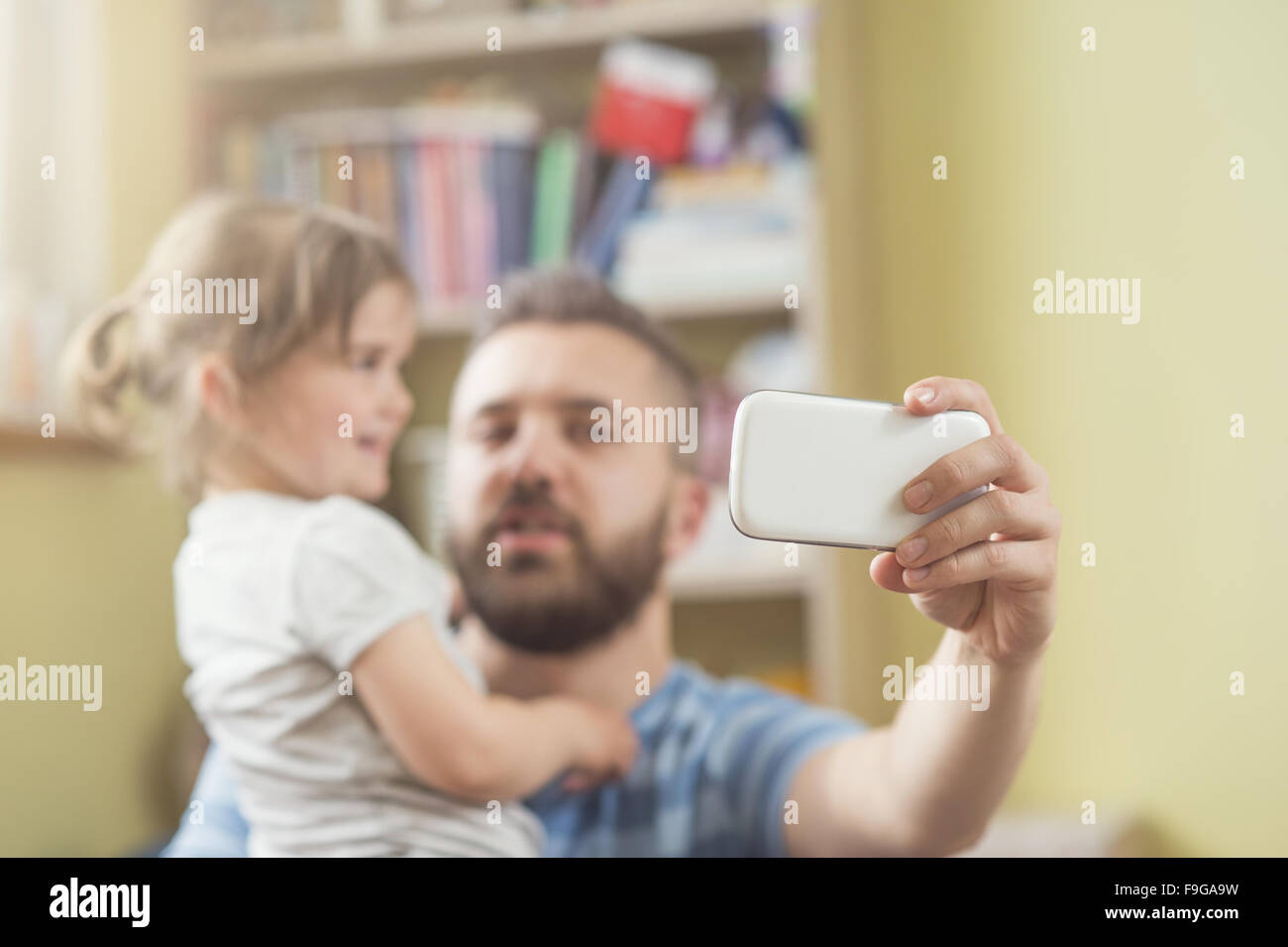 Junger Vater mit seiner niedlichen kleinen Tochter nehmen selfie Stockfoto