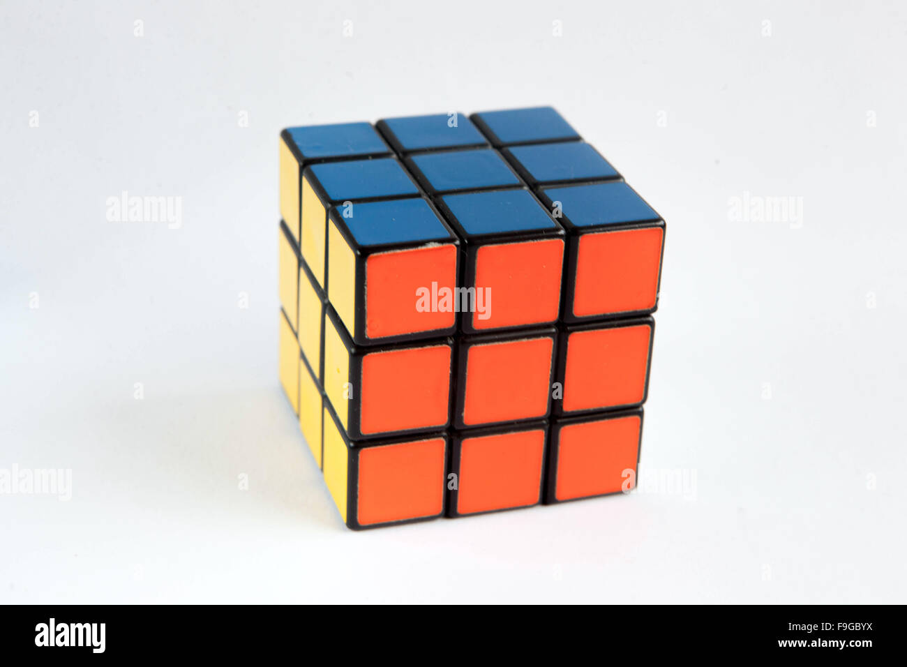 Rubik-Würfel isoliert auf weißem Hintergrund Stockfoto