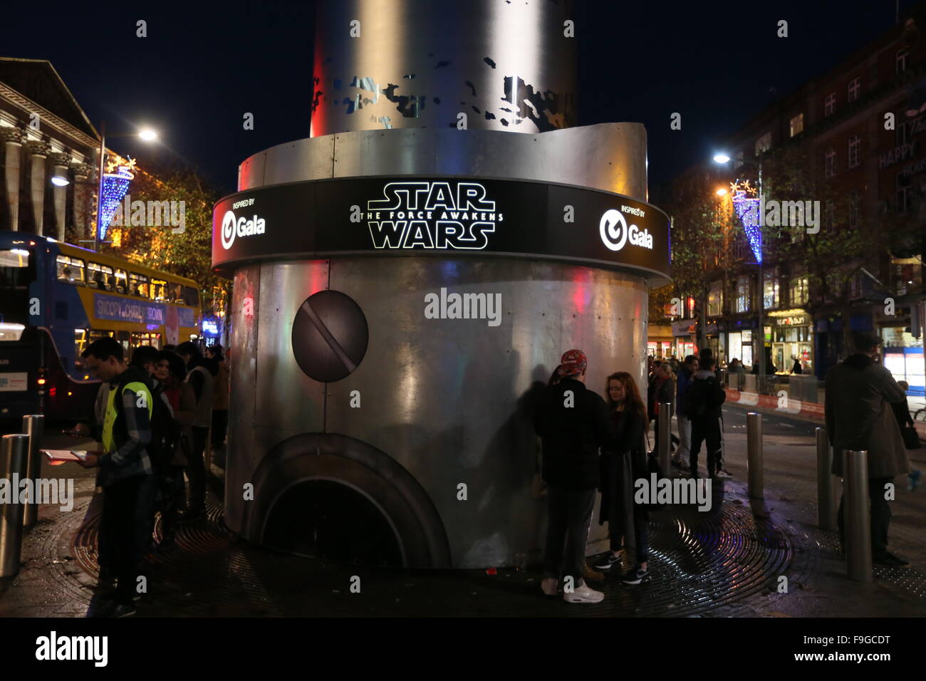 Dublin, Irland. 16. Dezember 2015. Bild des Denkmals Turm im Stadtzentrum von Dublin geändert, um ein Lichtschwert zur Feier der Veröffentlichung von Star Wars The Force Awakens ähneln. Bildnachweis: Brendan Donnelly/Alamy Live-Nachrichten Stockfoto