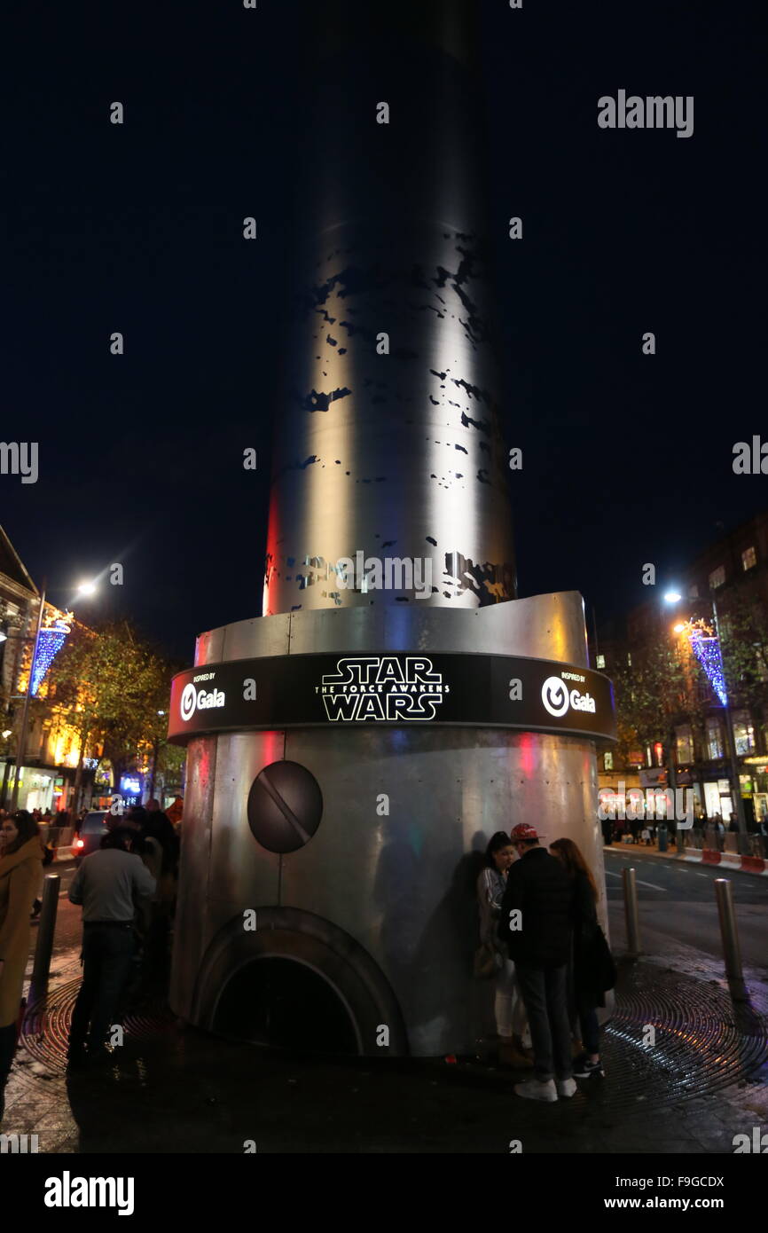 Dublin, Irland. 16. Dezember 2015. Bild des Denkmals Turm im Stadtzentrum von Dublin geändert, um ein Lichtschwert zur Feier der Veröffentlichung von Star Wars The Force Awakens ähneln. Bildnachweis: Brendan Donnelly/Alamy Live-Nachrichten Stockfoto