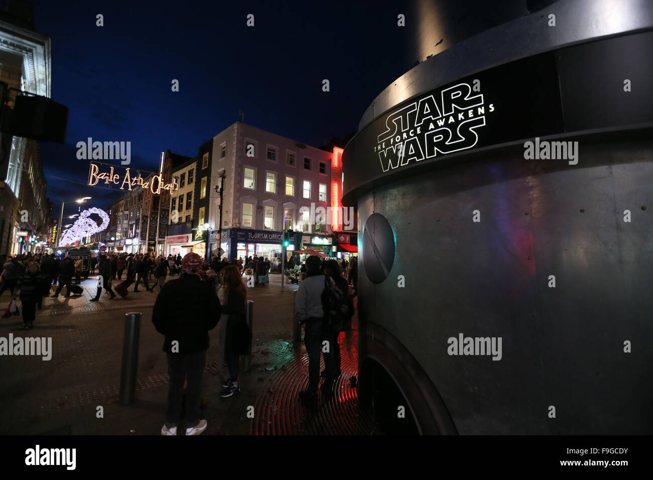 Dublin, Irland. 16. Dezember 2015. Bild des Denkmals Turm im Stadtzentrum von Dublin geändert, um ein Lichtschwert zur Feier der Veröffentlichung von Star Wars The Force Awakens ähneln. Bildnachweis: Brendan Donnelly/Alamy Live-Nachrichten Stockfoto