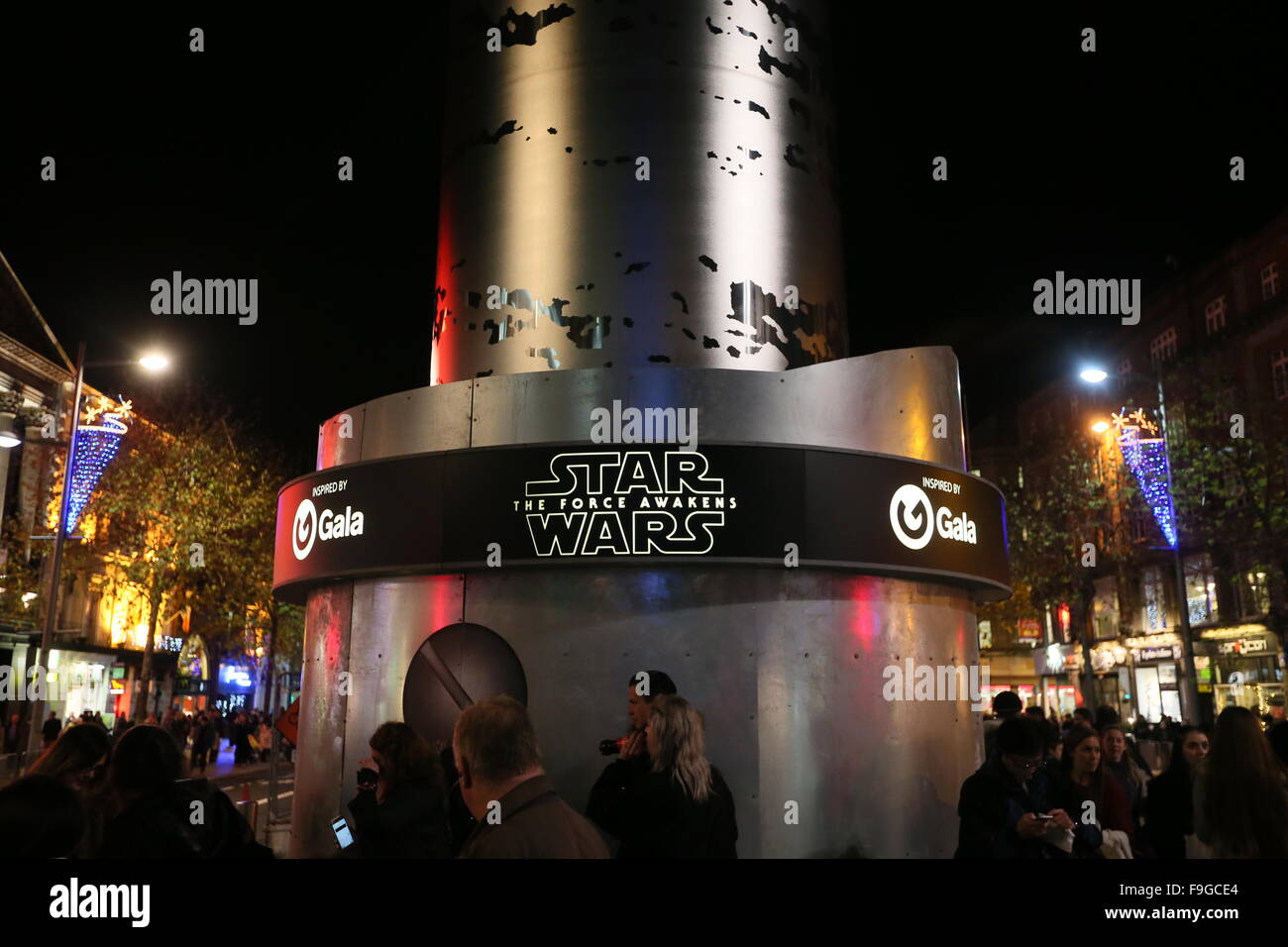 Dublin, Irland. 16. Dezember 2015. Bild des Denkmals Turm im Stadtzentrum von Dublin geändert, um ein Lichtschwert zur Feier der Veröffentlichung von Star Wars The Force Awakens ähneln. Bildnachweis: Brendan Donnelly/Alamy Live-Nachrichten Stockfoto