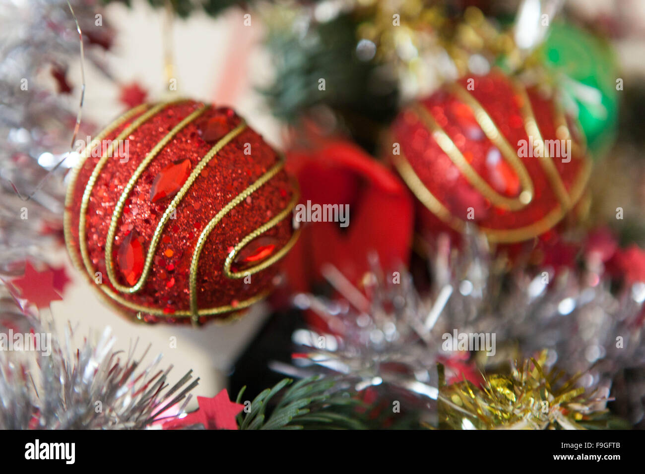 Nahaufnahme der Verzierungen der Weihnachtskugeln Stockfoto