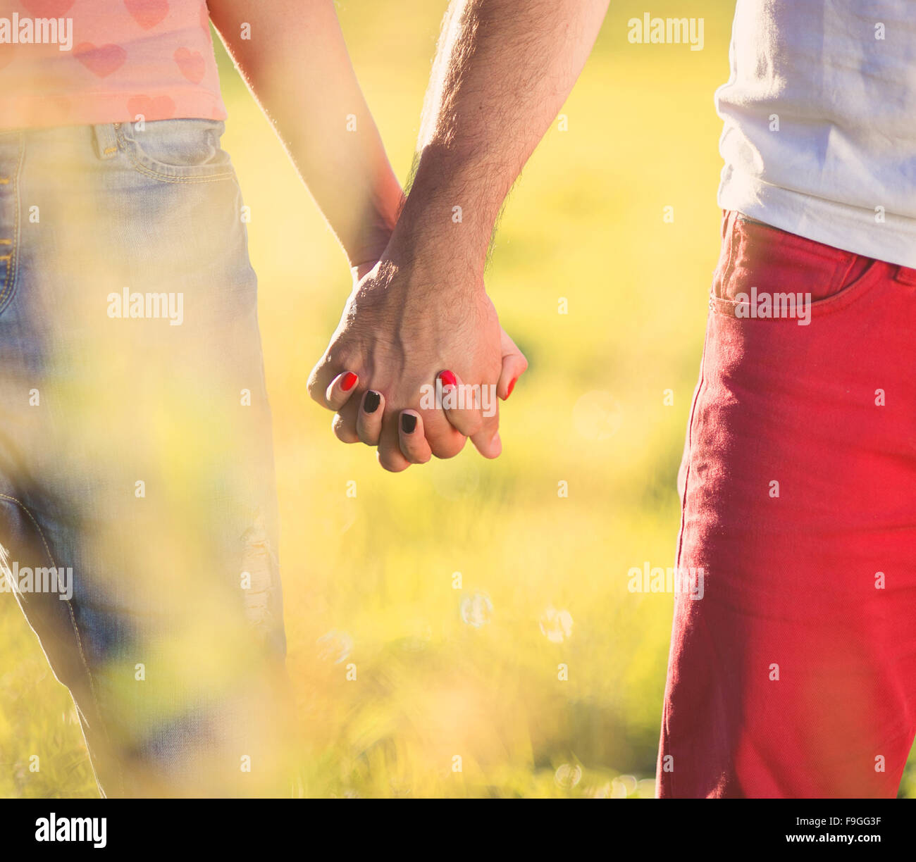Halten Hände des jungen Brautpaares Spaß außerhalb in einem park Stockfoto