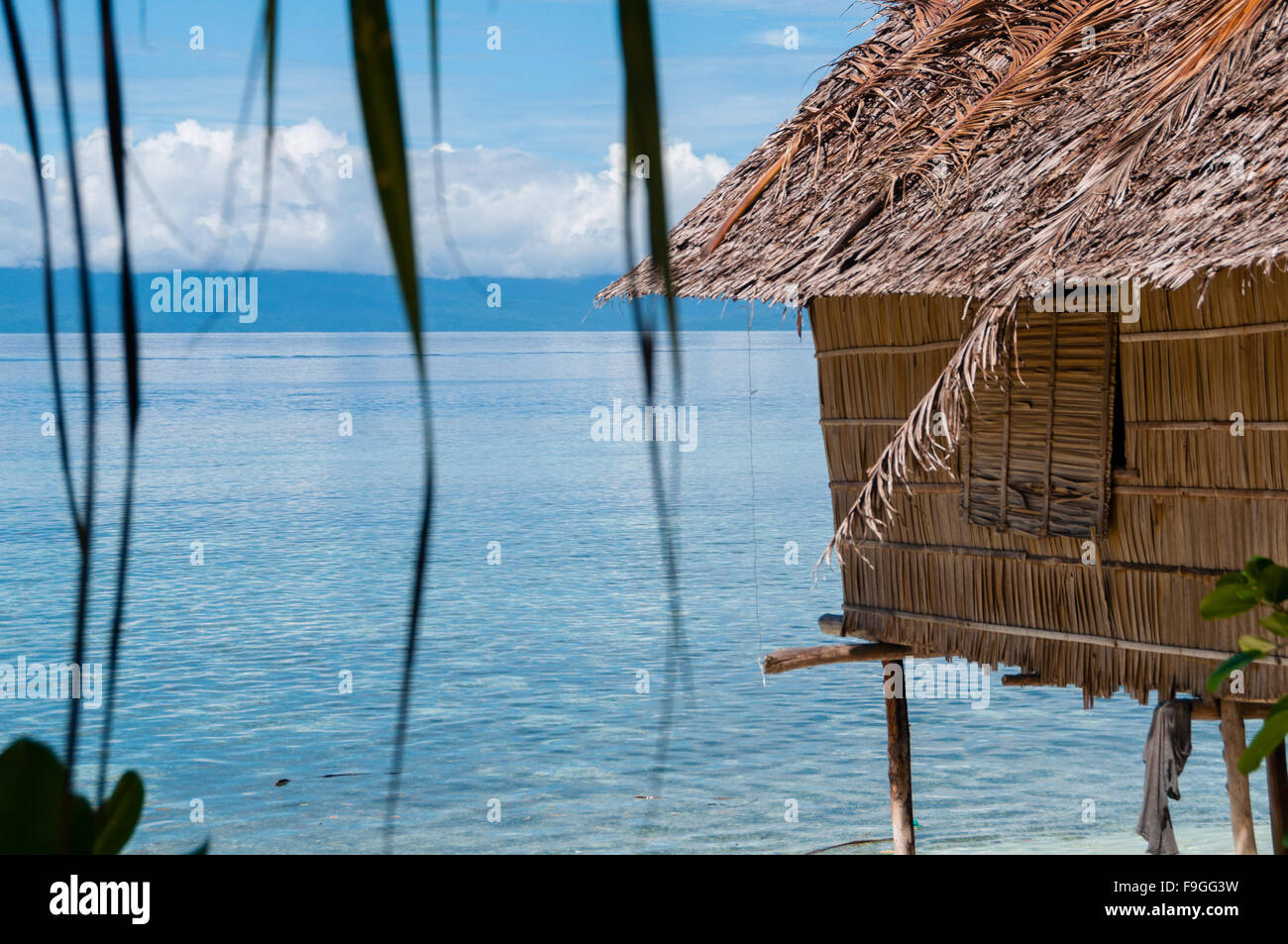 Einsame Nipa-Hütte auf Stelzen an einem schönen Strand direkt am Meer Stockfoto