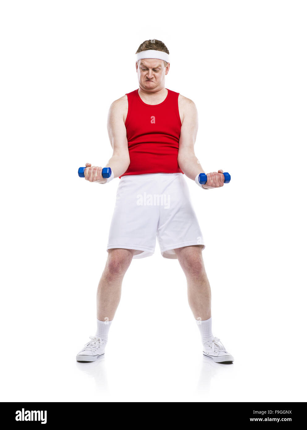 Lustige schwach Bodybuilder versucht, eine Gewicht zu heben. Studio auf weißem Hintergrund gedreht. Stockfoto