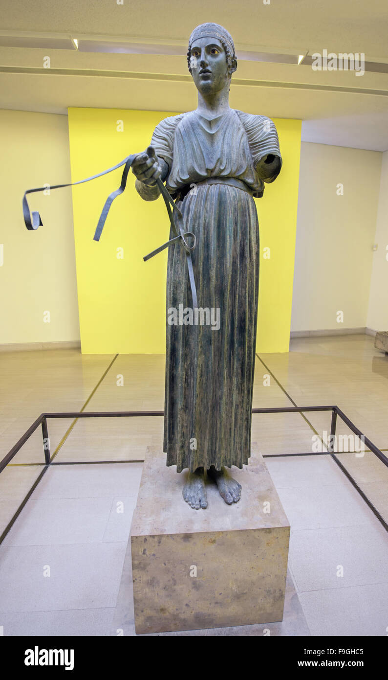 Die Bronzestatue der Wagenlenker ist eines der berühmtesten Exponate im Museum in Delphi Fokida Region, Zentral-Griechenland Stockfoto