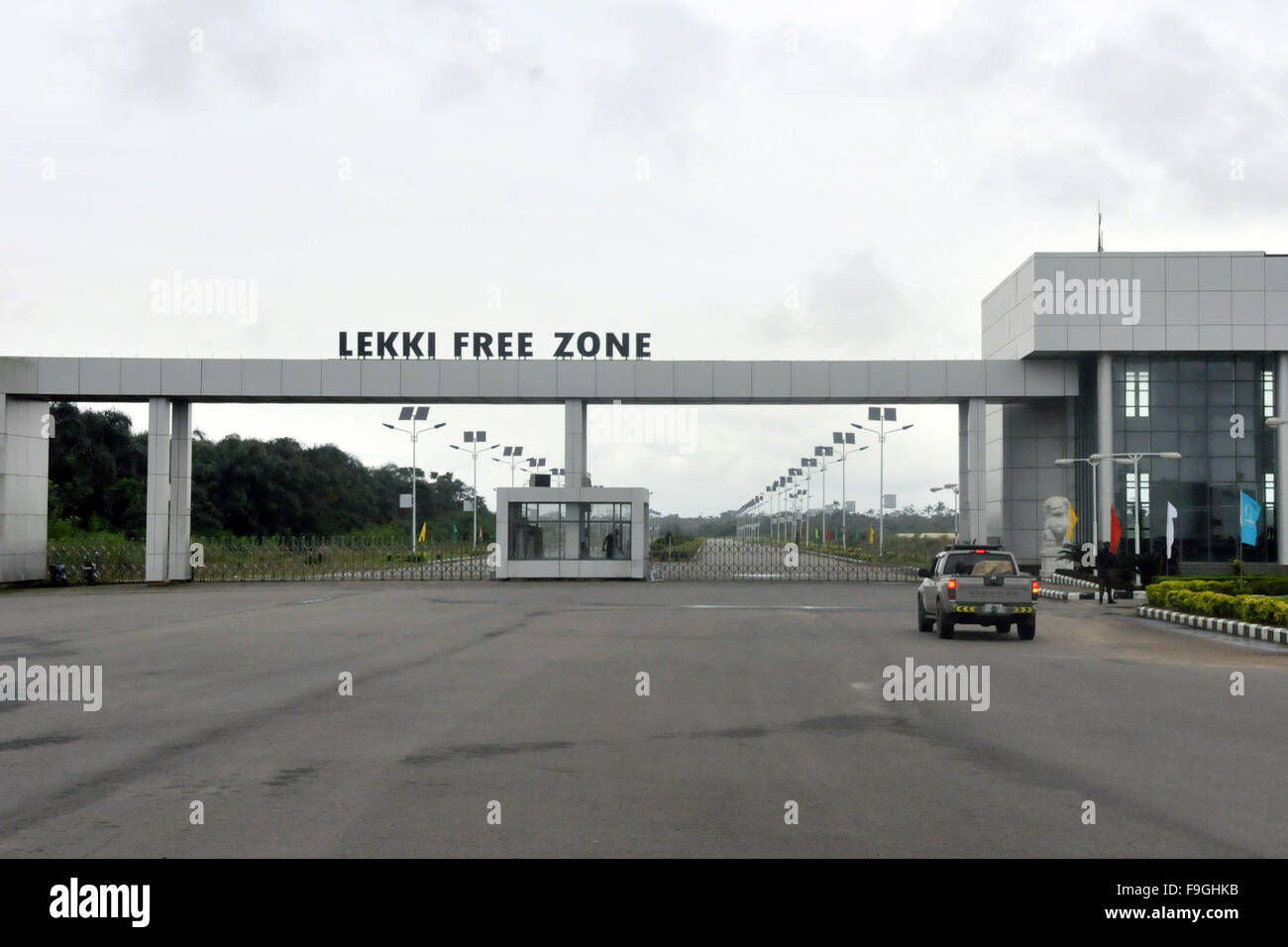 Lagos. 16. Dezember 2015. Foto aufgenommen am 16. Dezember 2015 zeigt Lekki Free Trade Zone, etwa 50 Kilometer von Lagos, Nigeria. Chinesische Stahl Rohrhersteller, Jiangsu Yulong Gruppe am Mittwoch statt Spatenstich für eine groß angelegte Fabrik in Nigeria Lagos Lekki Free Trade Zone. Nach Willy Wen, stellvertretender Geschäftsführer des Unternehmens, das Yulong Lekki-Projekt, bestehend aus drei Phasen der Investition, wäre "No. 1 komplexe Schweißen und nahtlose Rohrhersteller in Nigeria." © Jiang Xintong/Xinhua/Alamy Live News Stockfoto