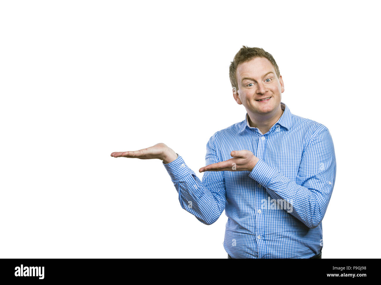 Glücklich, junger Mann im blauen Hemd zu posieren. Studio auf weißem Hintergrund gedreht. Stockfoto