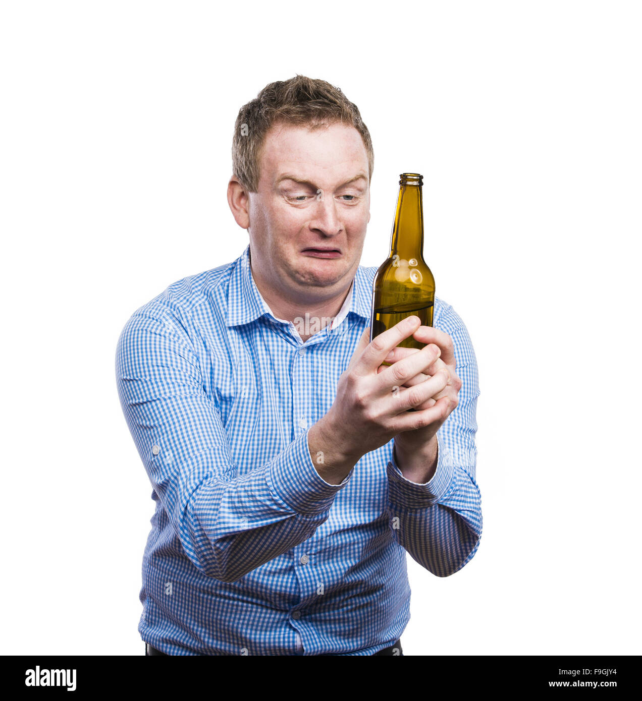 Lustige Junge betrunken Mann hält eine Bierflasche. Studio auf weißem Hintergrund gedreht. Stockfoto