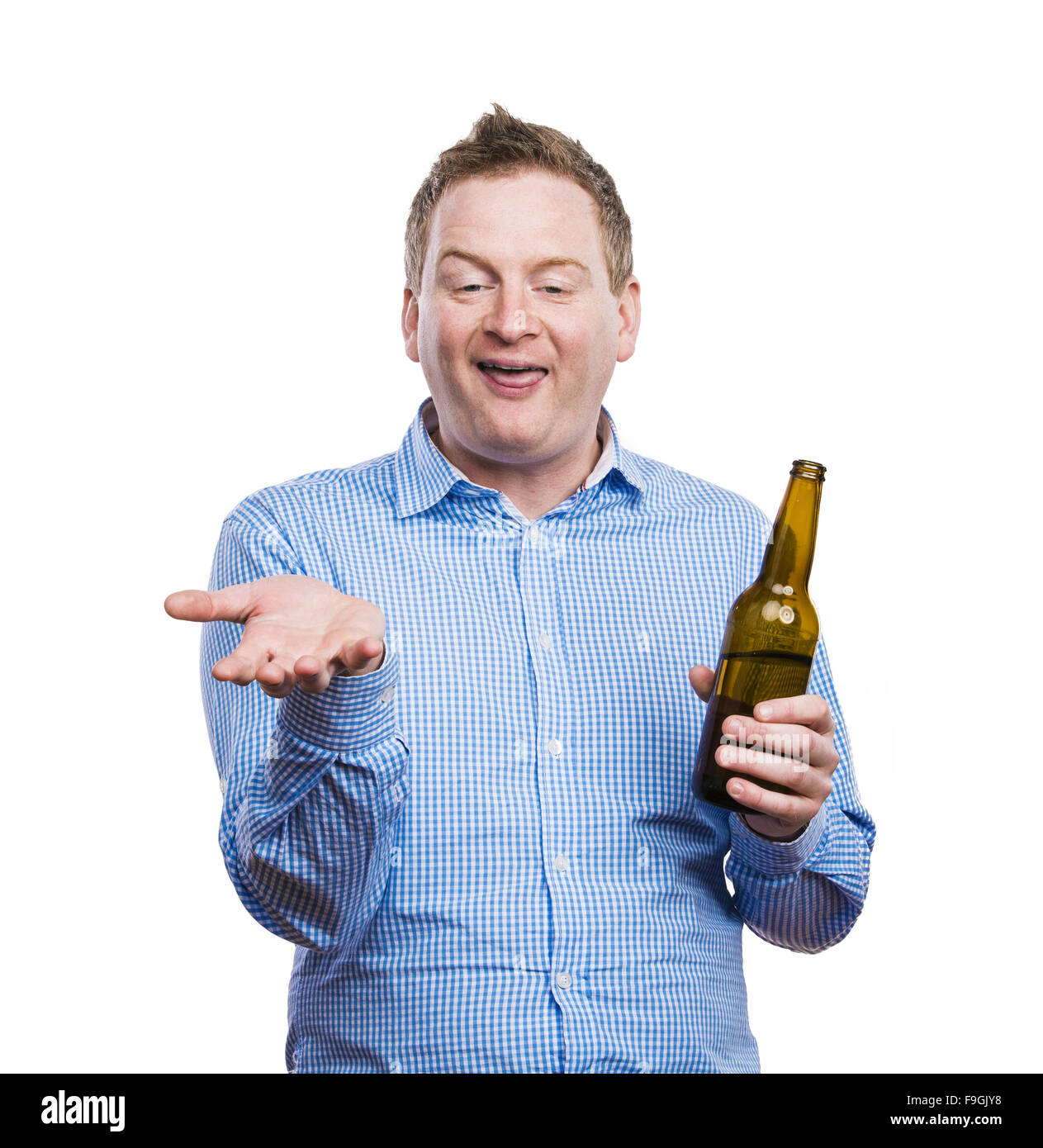 Lustige Junge betrunken Mann hält eine Bierflasche. Studio auf weißem Hintergrund gedreht. Stockfoto