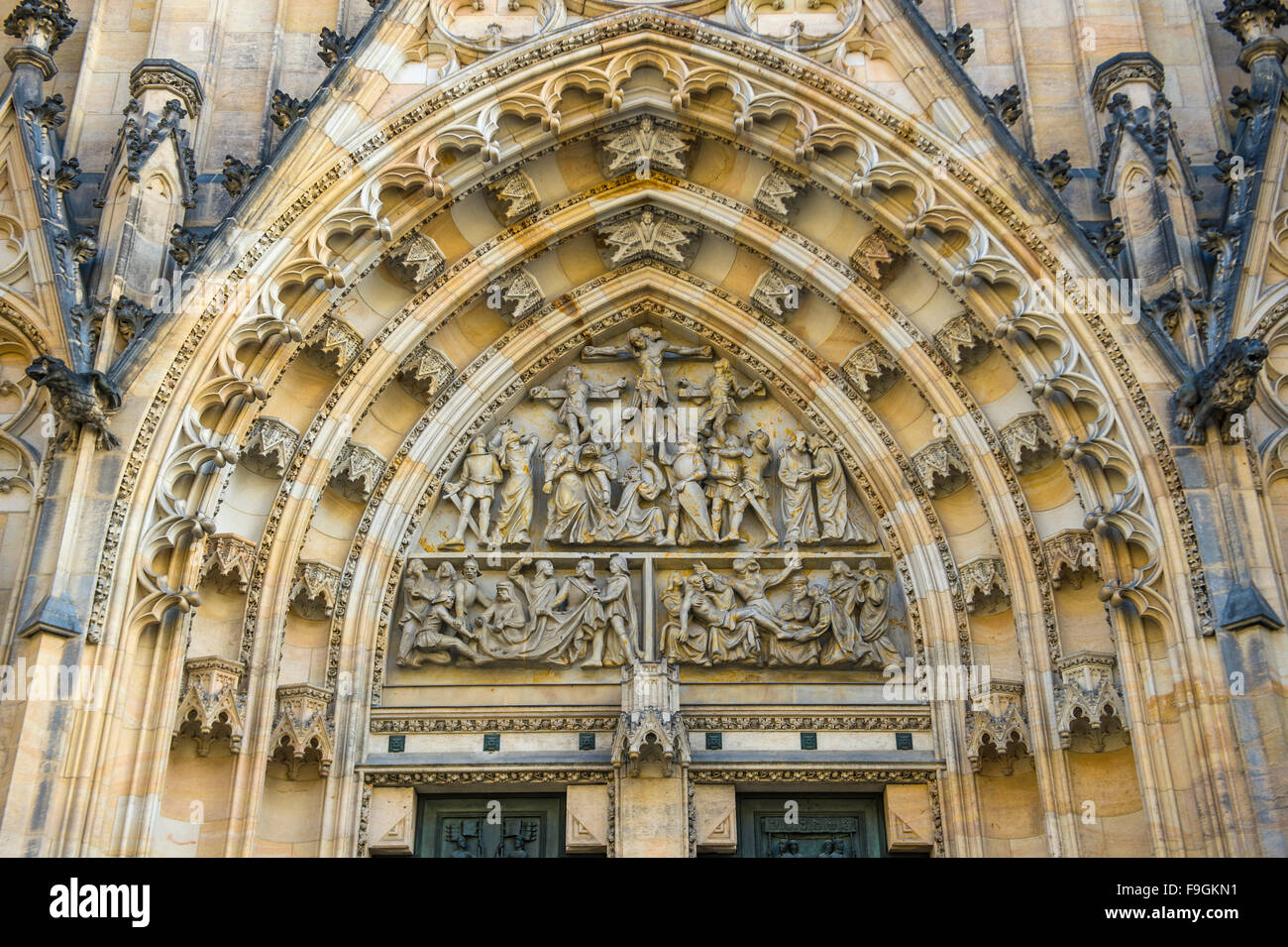 Relief auf das Eingangstor in die St. Vitus Cathedral, Pragerburg, Prag, Tschechische Republik Stockfoto