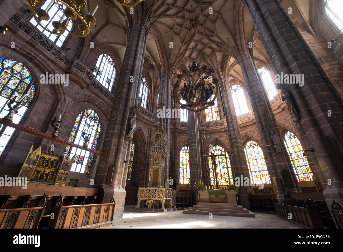 Chor mit Gruß des Engels von Veit Stoss, Engelsgruß, Sakrament Brust von Adam Kraft und Altar, Kirche St. Lorenz, Nürnberg Stockfoto