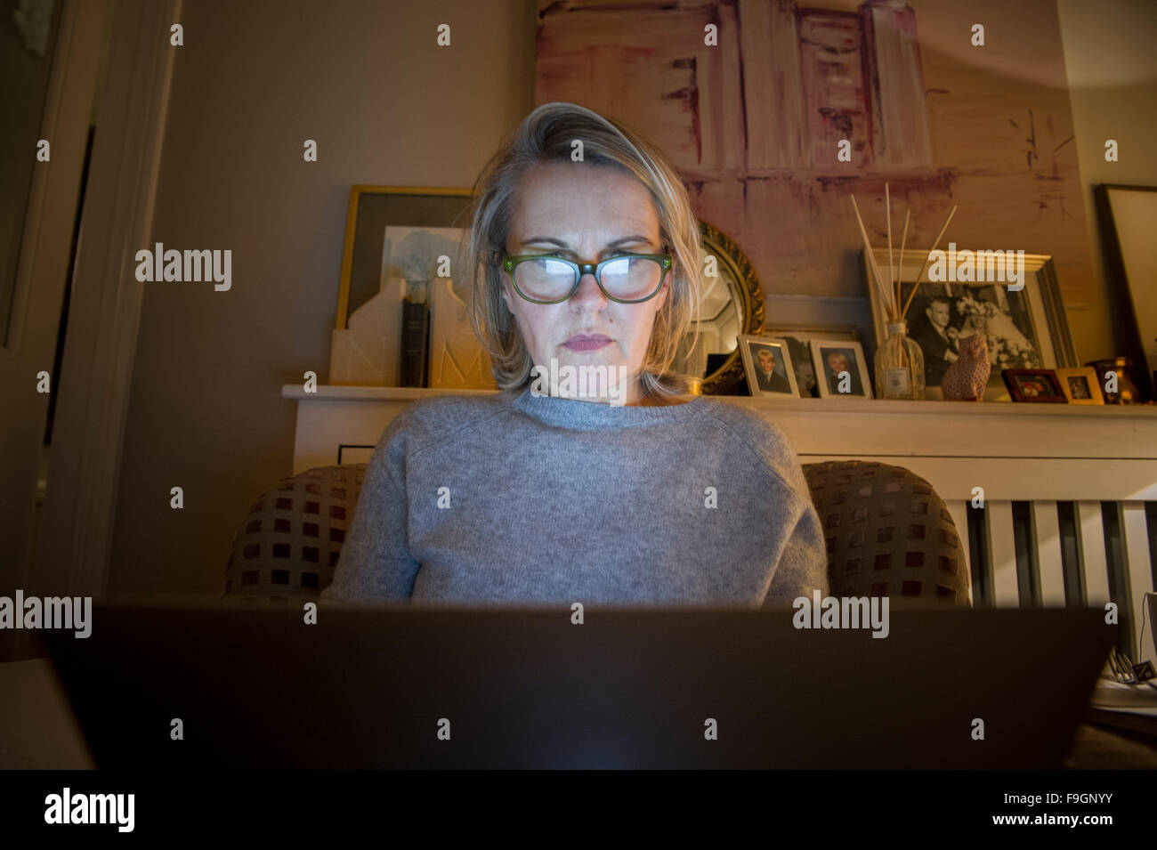 Eine Frau mit einem Laptop Arbeiten von zu Hause konzentriert sich auf ihre Arbeit Stockfoto