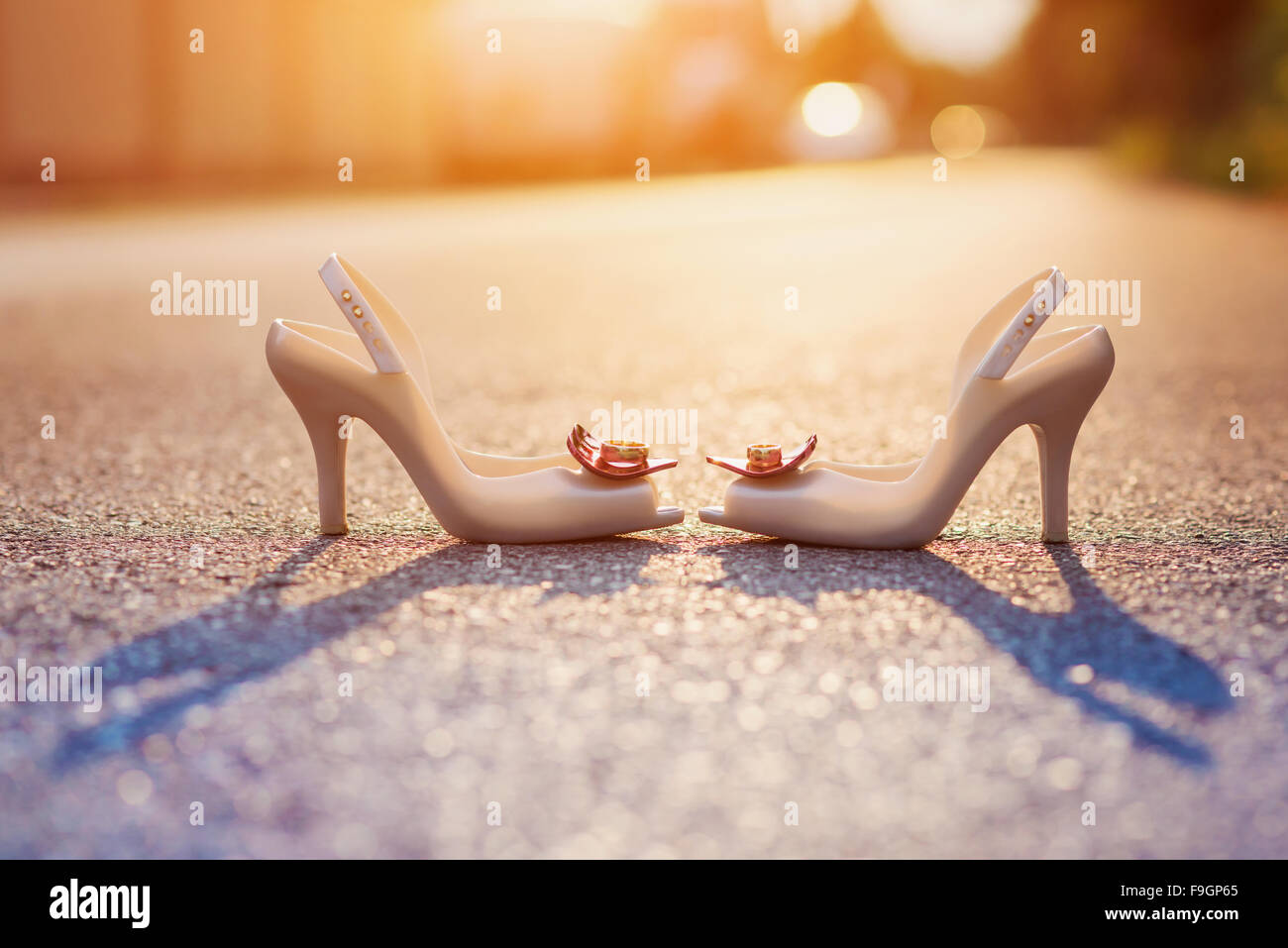 Brautschuhe und Trauringe auf den Boden gelegt Stockfoto