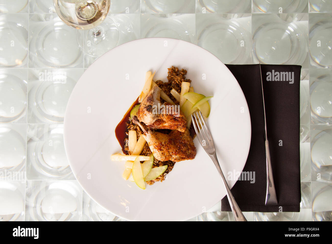 Geröstete cornish Spiel Henne mit geröstetem Roggen Beeren, komprimierte Apple, karamellisierten Schwarzwurzeln und Chartreuse jus Stockfoto