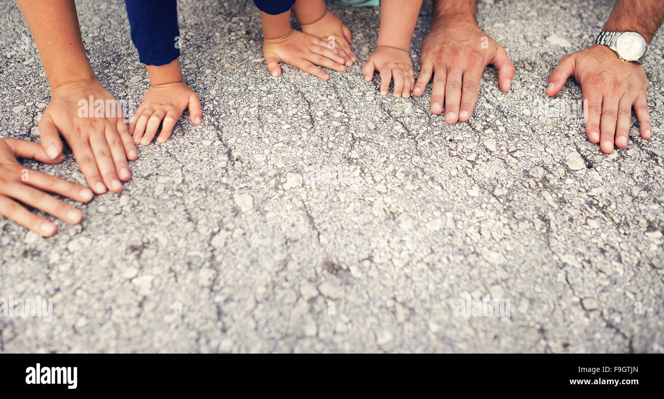 Eltern mit ihren Kindern auf den Boden gelegt Stockfoto