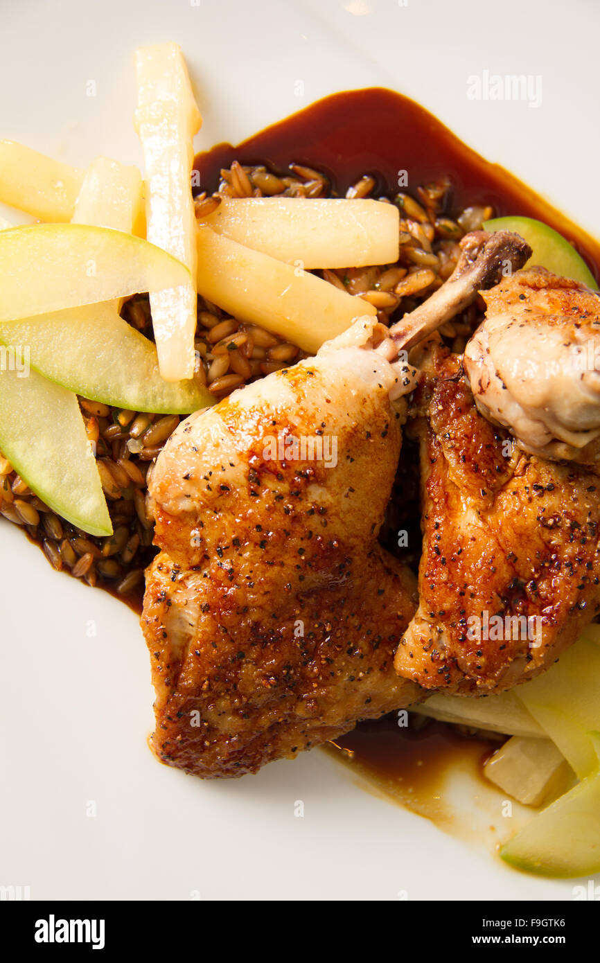 Geröstete cornish Spiel Henne mit geröstetem Roggen Beeren, komprimierte Apple, karamellisierten Schwarzwurzeln und Chartreuse jus Stockfoto