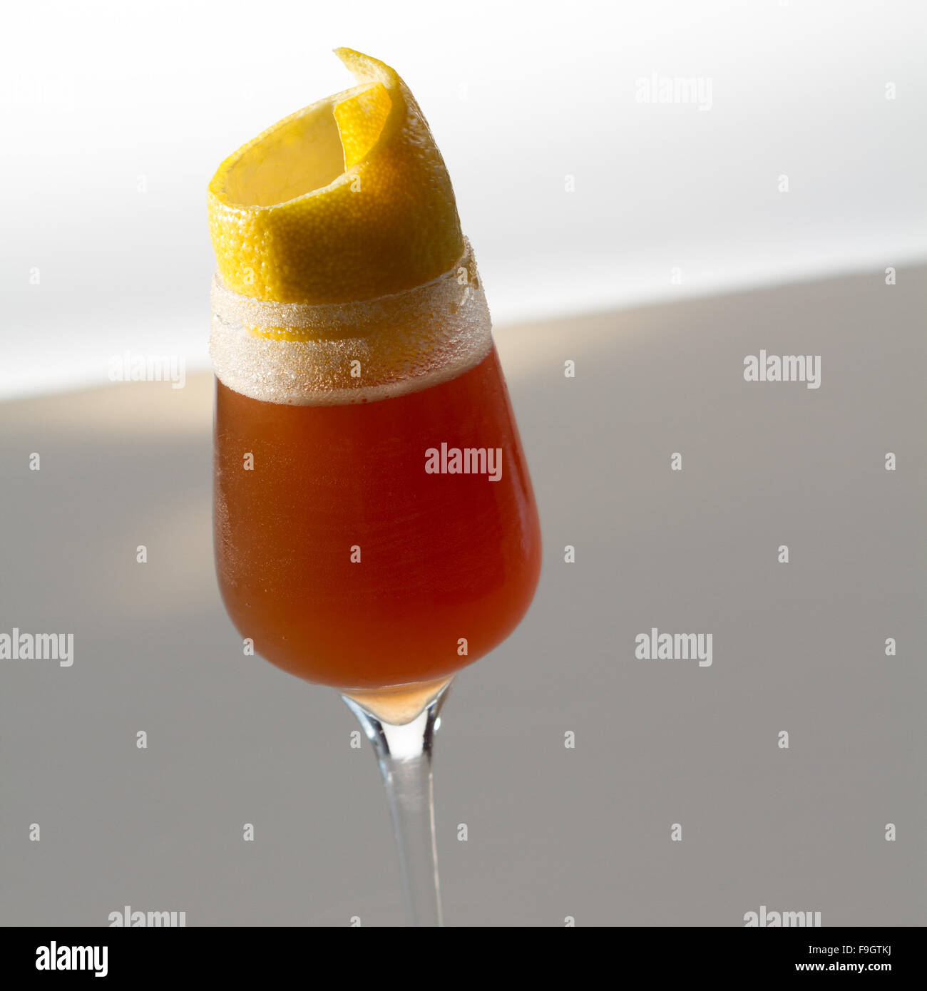 Cocktail mit Zitrone curl und umrandet mit Zucker Stockfoto