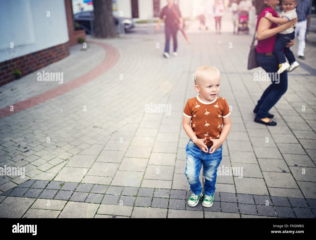 Niedliche kleine Junge auf einem Spaziergang in der Stadt Stockfoto