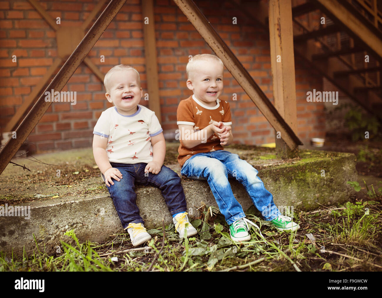 Süße kleine jungs -Fotos und -Bildmaterial in hoher Auflösung – Alamy