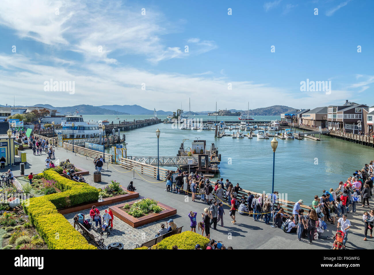 Viele Touristen besuchen den Pier 39, San Francisco, Kalifornien Stockfoto