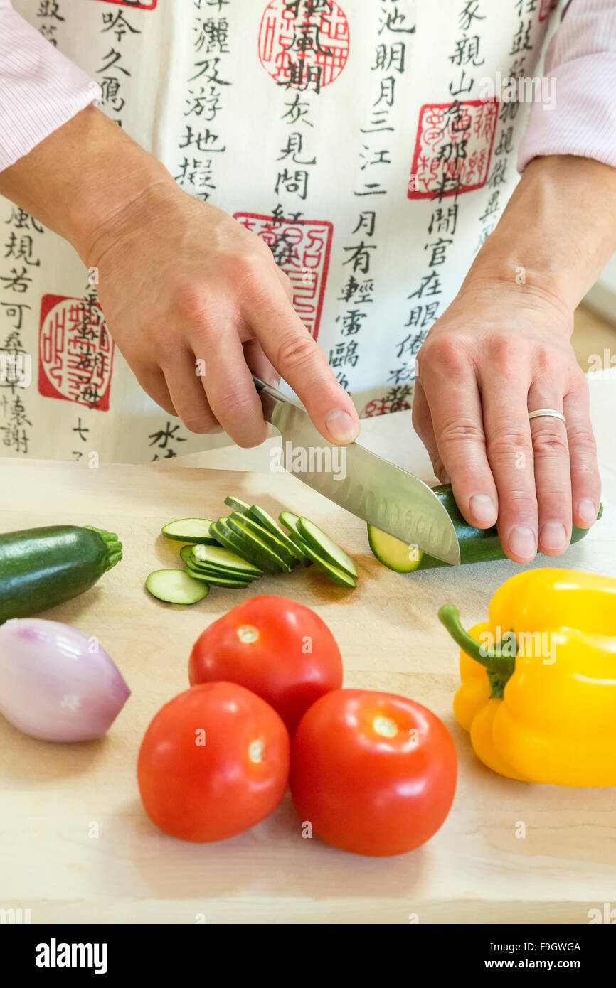 Erwachsene männliche Schneiden von Lebensmitteln in der Küche Stockfoto