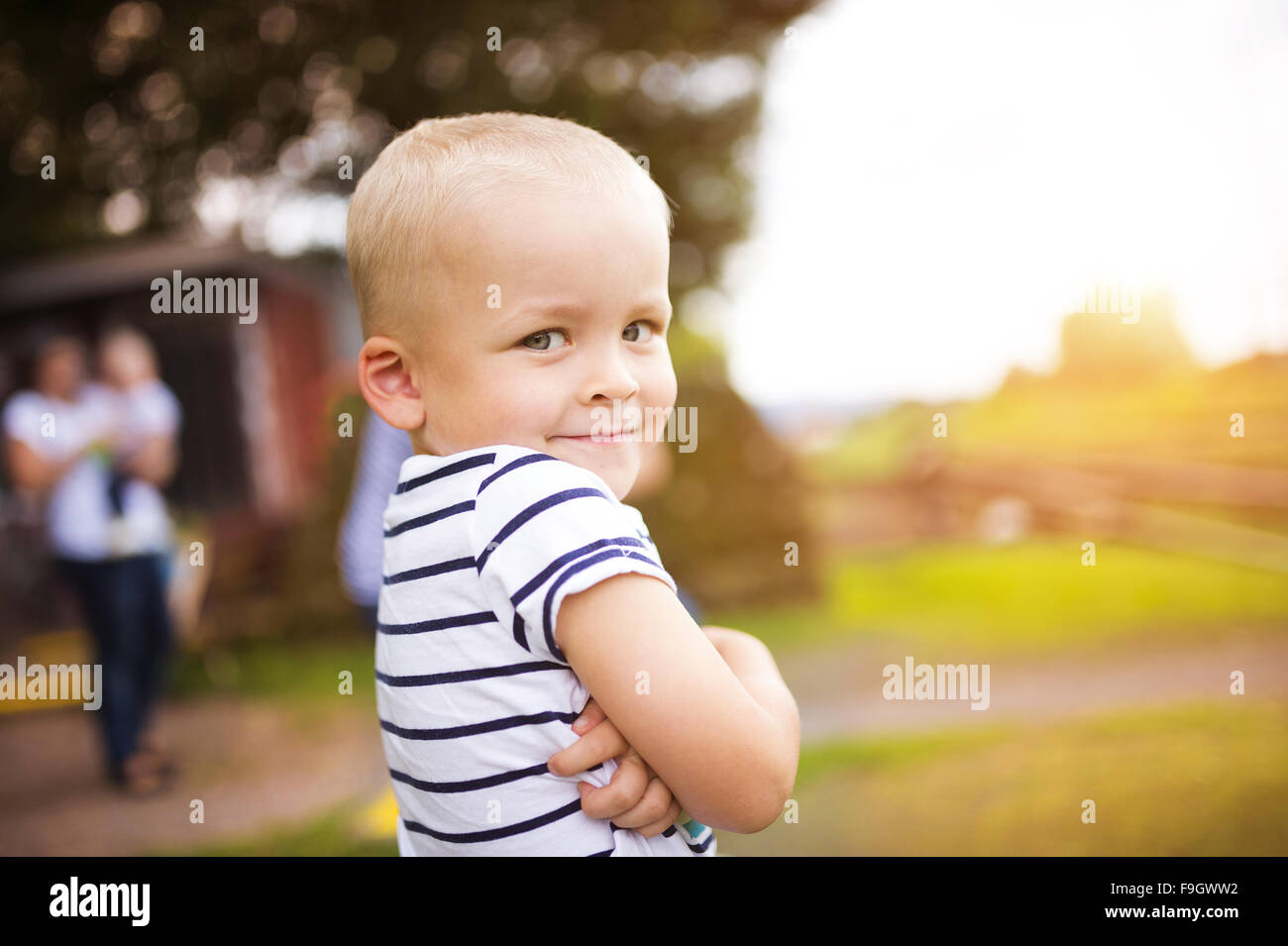 Kleiner Junge am Bahnhof auf seinen Zug warten. Stockfoto