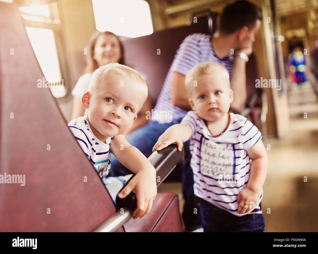 Familie mit zwei Kindern reisen in Zug. Stockfoto