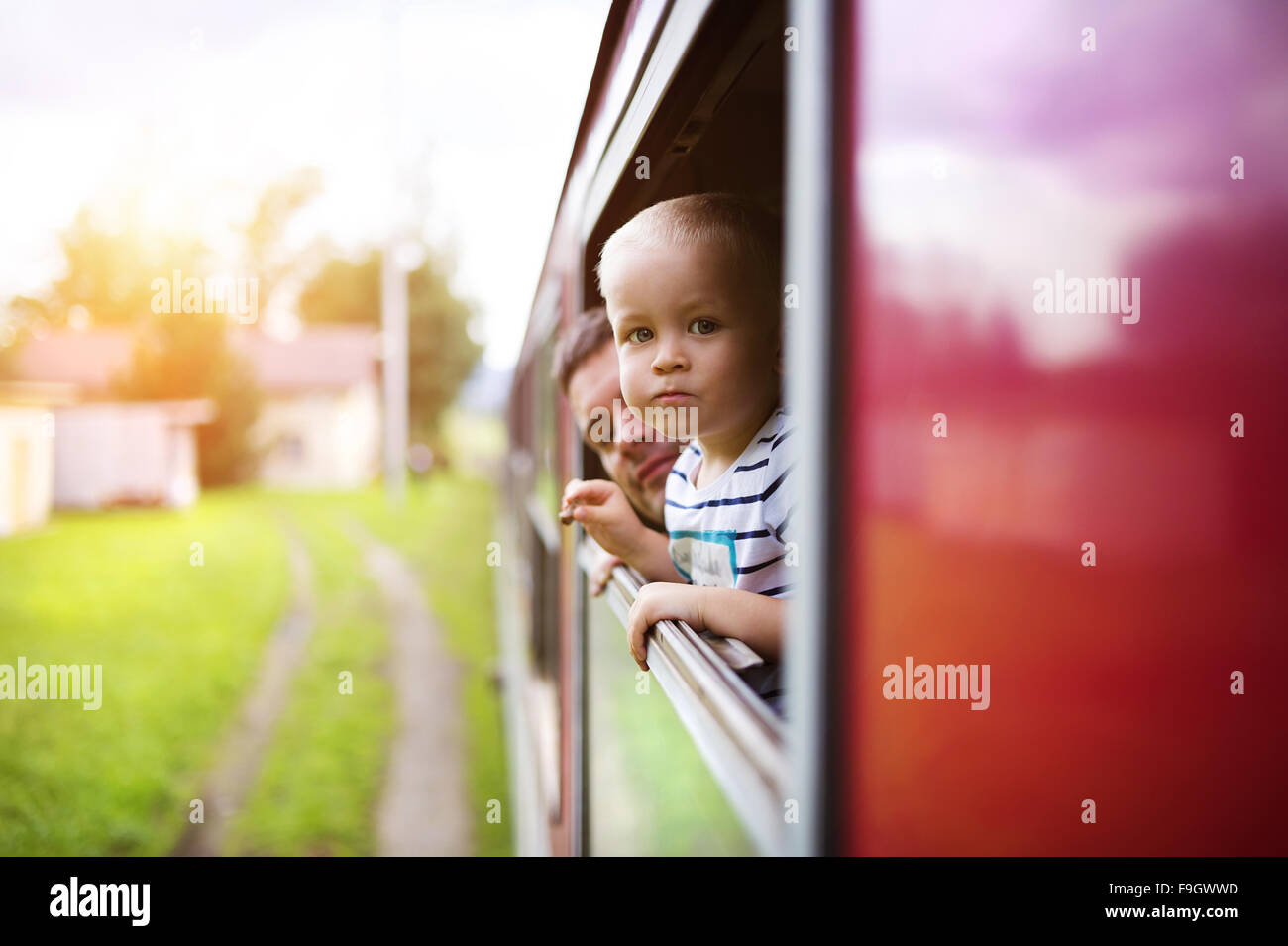 Kleiner Junge Reisen in Zug draußen vor dem Fenster suchen. Stockfoto