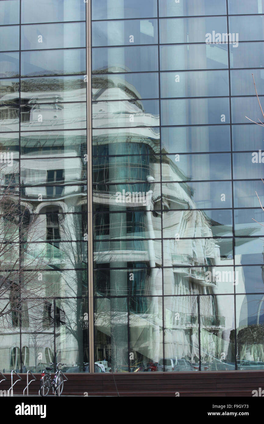 Ein Spiegelbild der eine Altbauwohnung in einem modernen Glasgebäude in Budapest Stockfoto