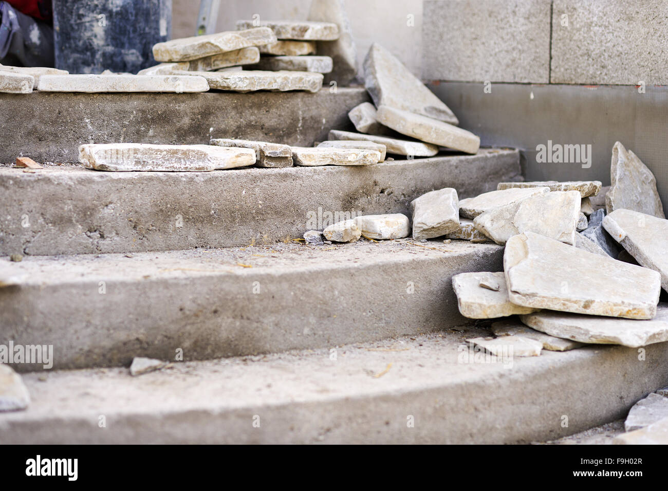 Nahaufnahme von Steinplatten auf unfertige Treppe gelegt Stockfoto