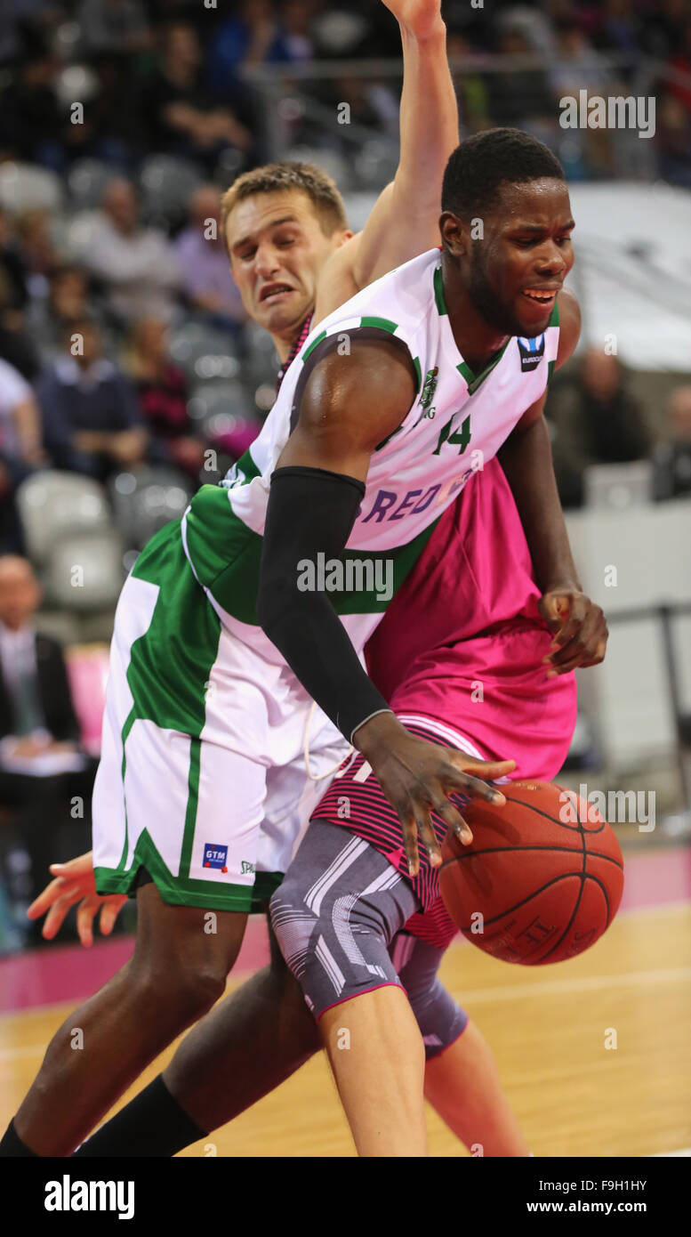 Telekom Dome, Bonn, Deutschland. 16. Dezember 2015. Telekom Baskets Bonn Vs JSF Nanterre: Mam Jaiteh (Nanterre, R) steuert den Ball in der Nähe von Tadas Klimavicius (Bonn). Bildnachweis: Jürgen Schwarz/Alamy Live-Nachrichten Stockfoto