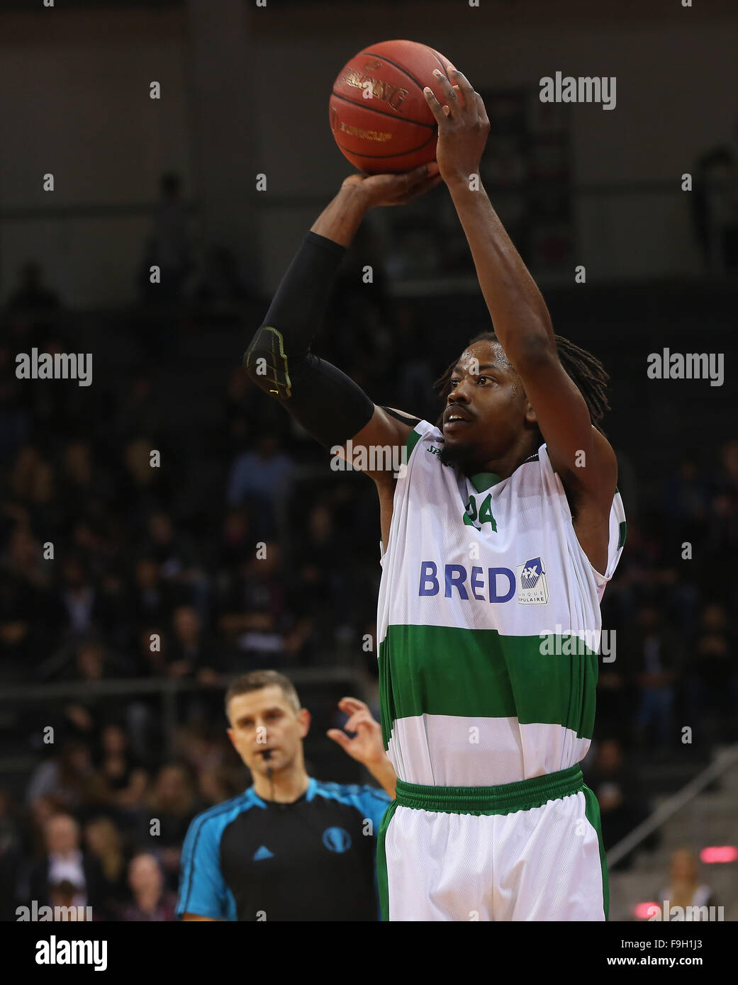 Telekom Dome, Bonn, Deutschland. 16. Dezember 2015. Telekom Baskets Bonn Vs JSF Nanterre: Mykal Riley (Nanterre) steuert den Ball. Bildnachweis: Jürgen Schwarz/Alamy Live-Nachrichten Stockfoto