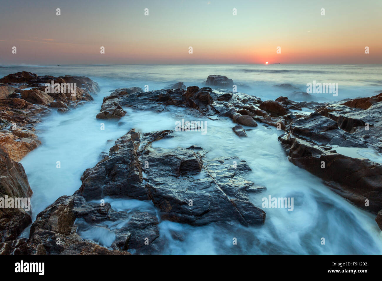 Sonnenuntergang an der Atlantikküste in Nevogilde, Porto district, Portugal. Stockfoto