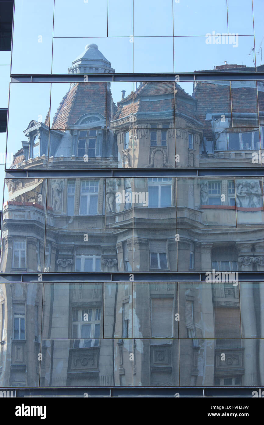 Ein Spiegelbild der eine Altbauwohnung in einem modernen Glasgebäude in Budapest Stockfoto