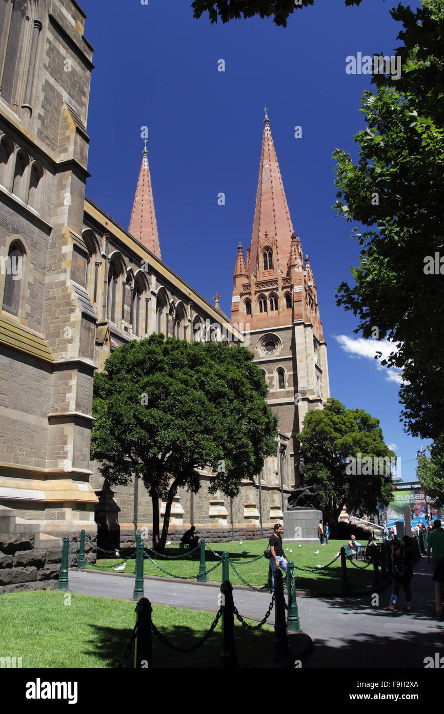 St. Pauls-Kathedrale in Melbourne, Victoria, Australien an einem sonnigen Sommertag. Stockfoto