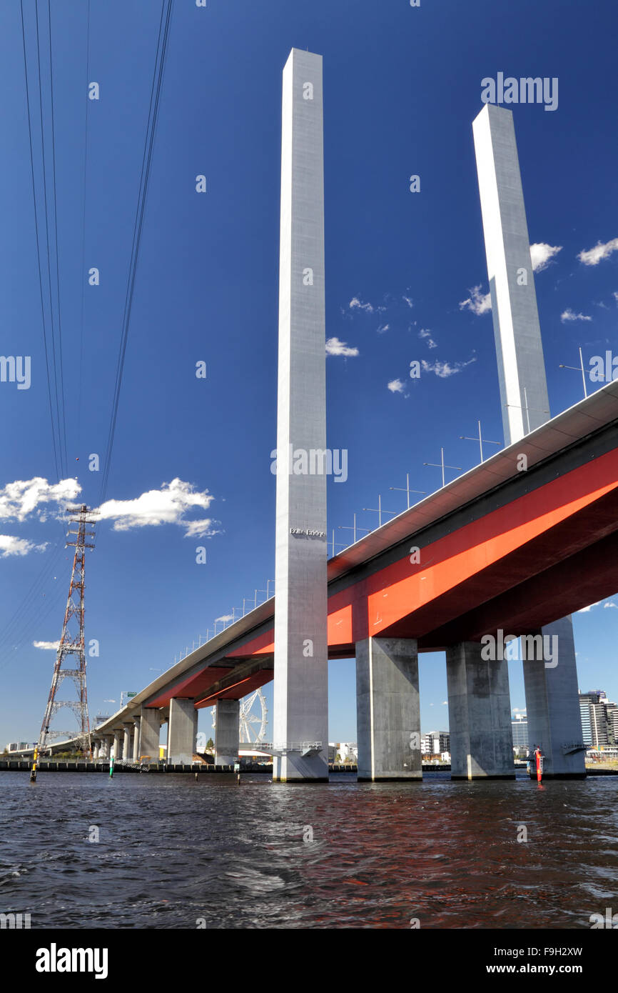 Bolte-Brücke über den Fluss Yarra in Melbourne, Victoria, Australien, an einem sonnigen Sommertag. Stockfoto