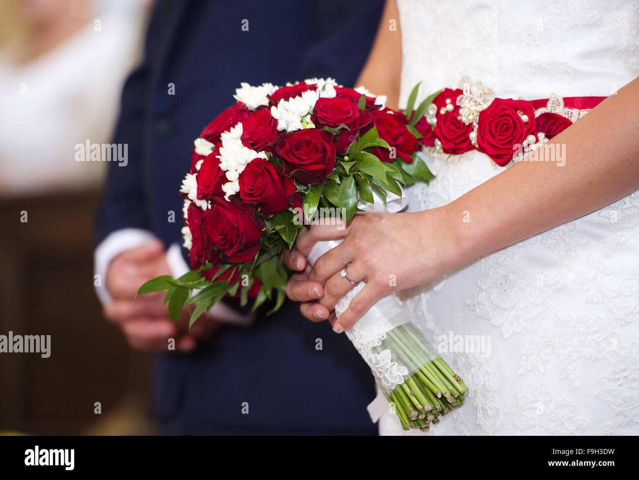 Braut und Bräutigam in der Kirche Hand in Hand Stockfoto