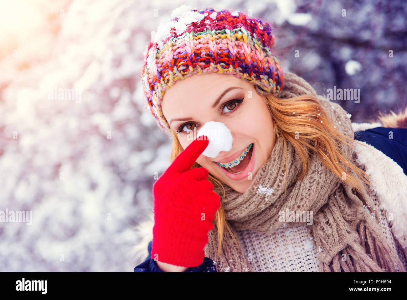 Schöne junge Frau, die Spaß draußen im winter Stockfoto