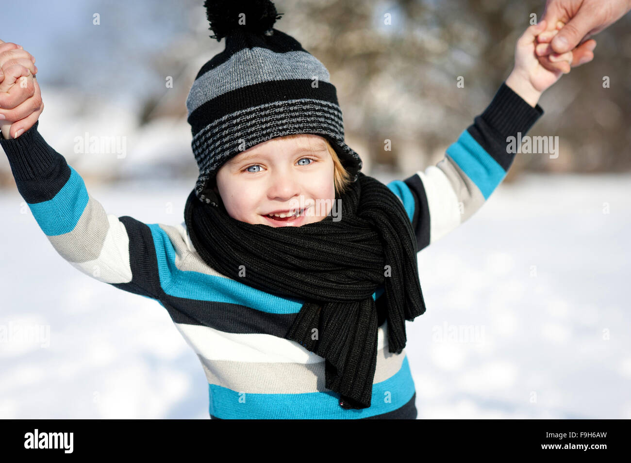 Niedlichen kleinen Jungen spielen im Freien im Schnee im Winter. Stockfoto