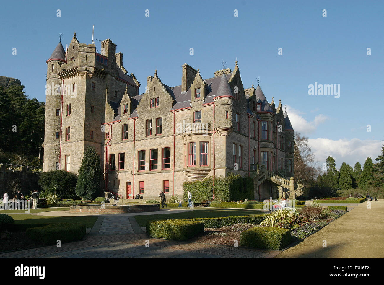Belfast Castle in Cave Hill Country Park, Belfast, Nordirland. Die schottischen fürstlichen Stil Schloss mit Blick auf die Stadt und Belfast Lough. Stockfoto