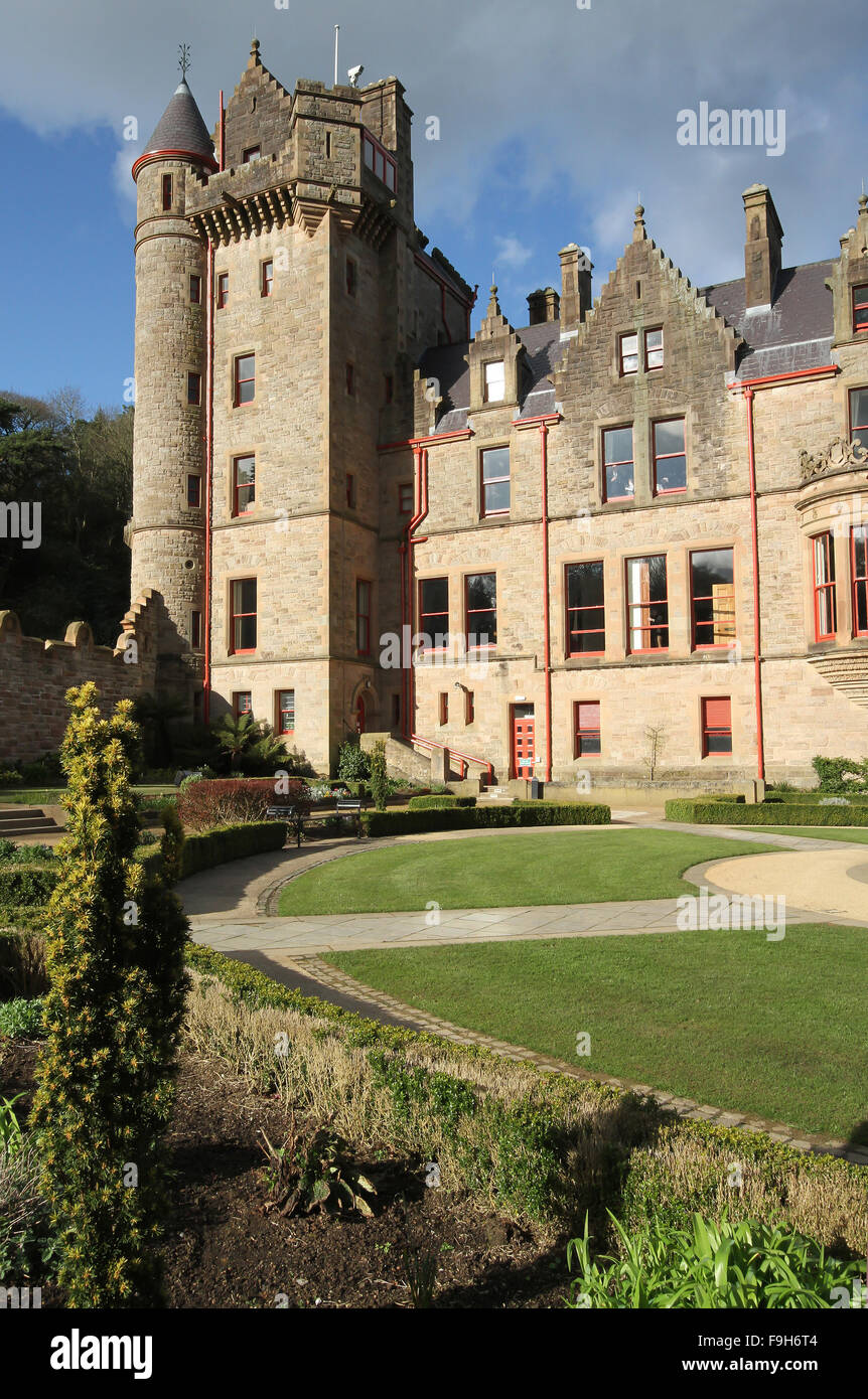 Belfast Castle in Cave Hill Country Park, Belfast, Nordirland. Die schottischen fürstlichen Stil Schloss mit Blick auf die Stadt und Belfast Lough. Stockfoto