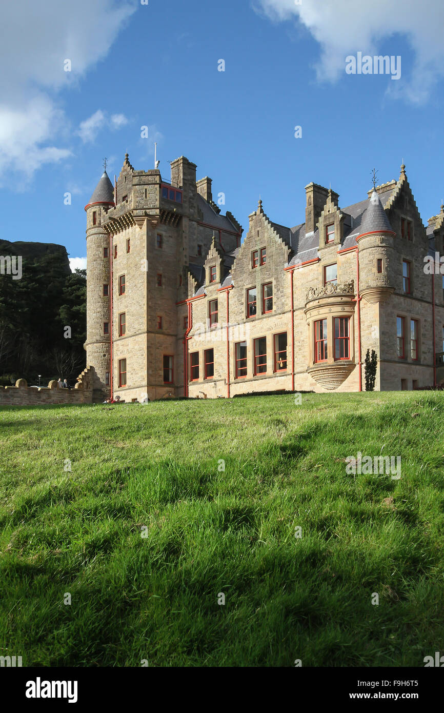 Belfast Castle in Cave Hill Country Park, Belfast, Nordirland. Die schottischen fürstlichen Stil Schloss mit Blick auf die Stadt und Belfast Lough. Stockfoto
