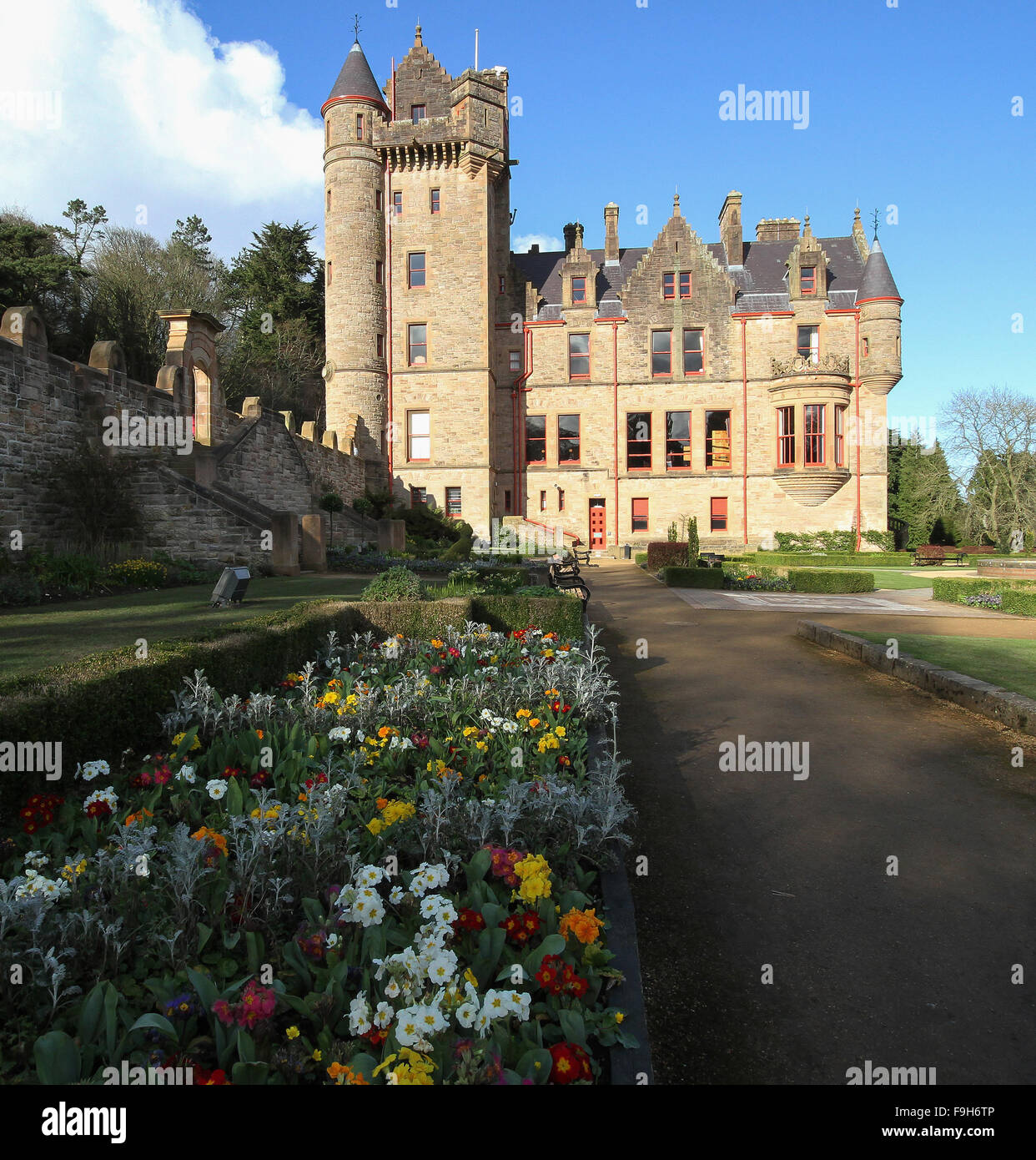 Belfast Castle in Cave Hill Country Park, Belfast, Nordirland. Die schottischen fürstlichen Stil Schloss mit Blick auf die Stadt und Belfast Lough. Stockfoto