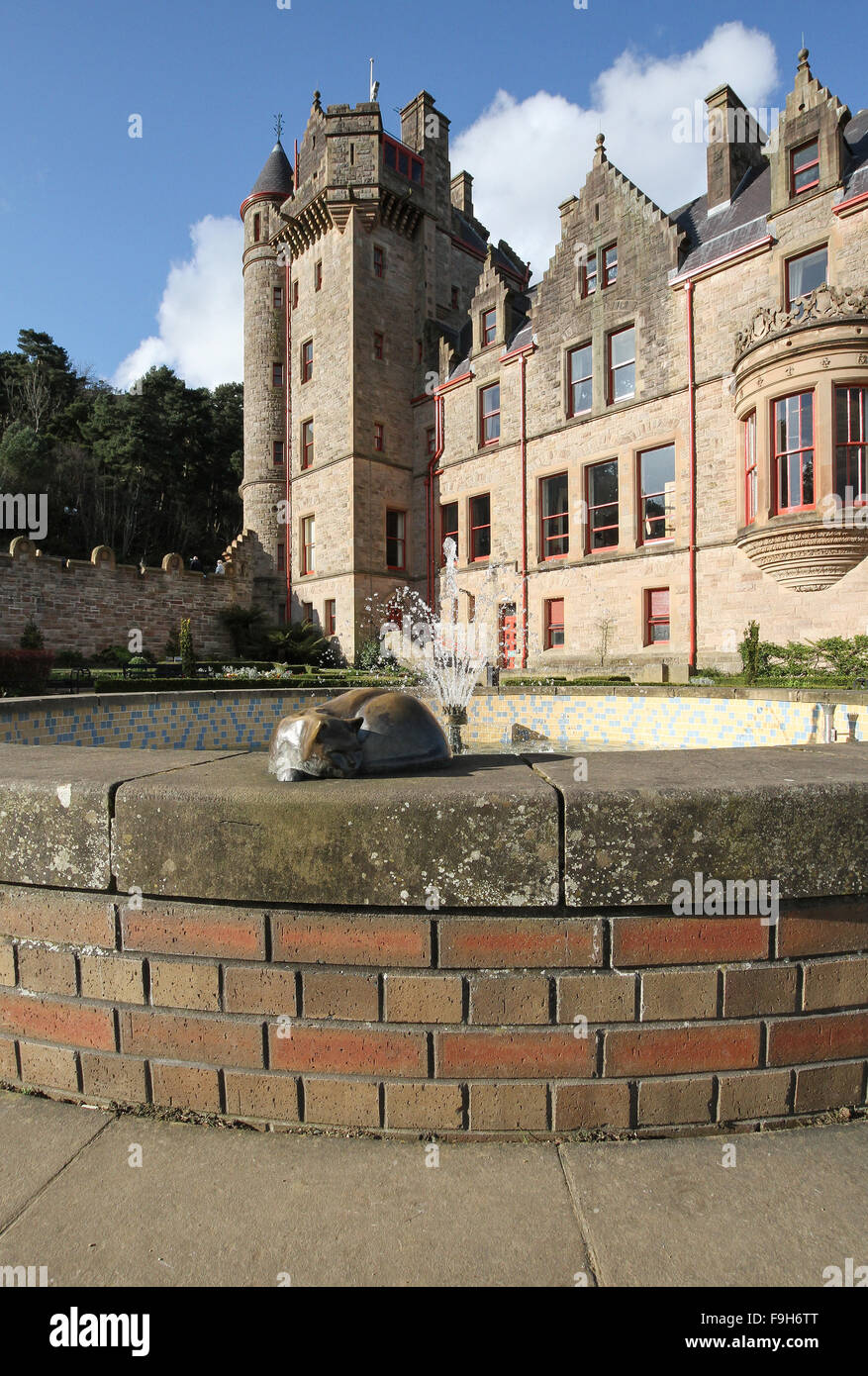 Belfast Castle in Cave Hill Country Park, Belfast, Nordirland. Die schottischen fürstlichen Stil Schloss mit Blick auf die Stadt und Belfast Lough. Stockfoto