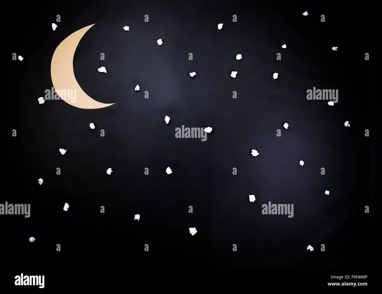 Kreative Nachthimmel - Mond und Sterne. Studio auf einem schwarzen Hintergrund gedreht. Stockfoto