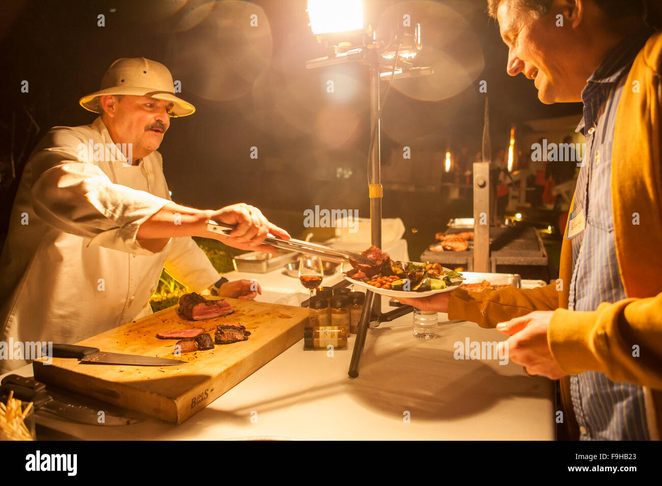 Küchenchef Pascal Gode serviert Fleisch am Grill Bootcamp, Alisal Guest Ranch, Solvang, Kalifornien Stockfoto