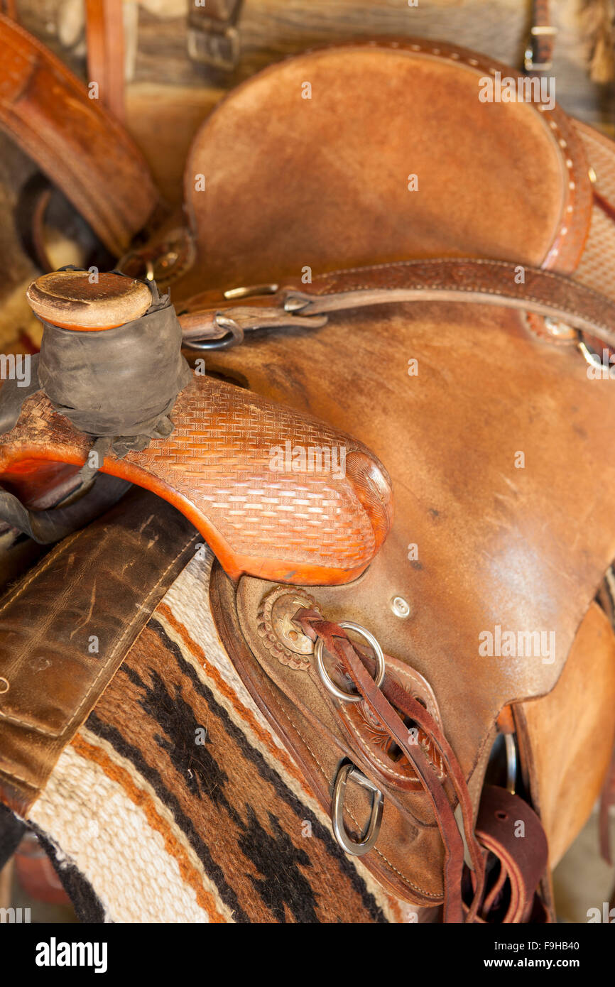 Sättel im Tack Scheune, Alisal Guest Ranch, Solvang, Kalifornien Stockfoto