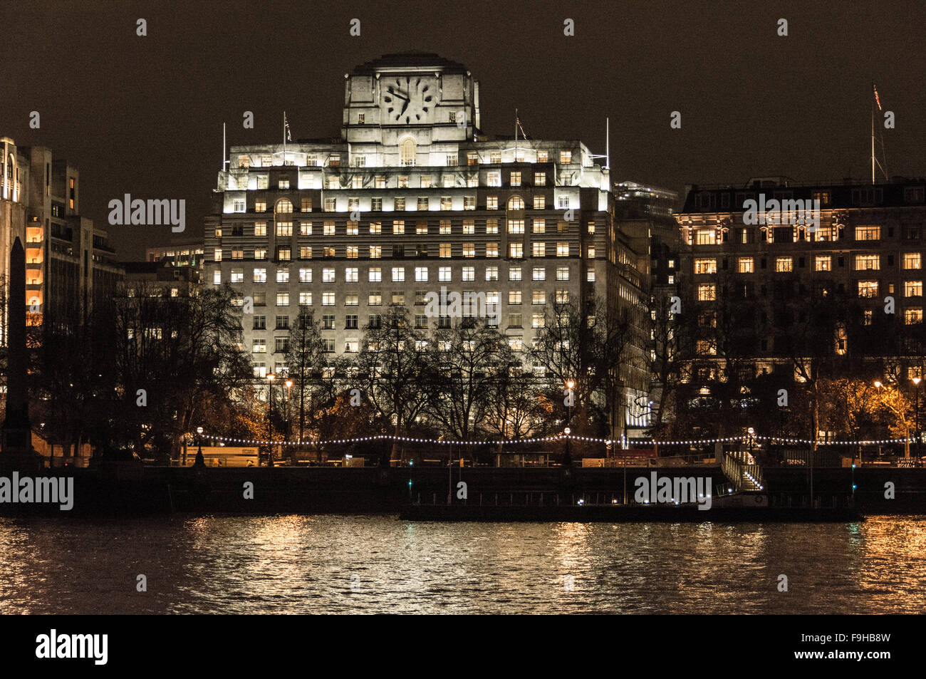 Nachtaufnahme von Shell Mex House und Cleopatra's Needle, Victoria Embankment, London, England, Großbritannien Stockfoto